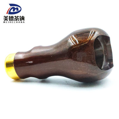 Les accessoires pour les bus universels sont originaux. Les poignées permettent des changements de vitesse faciles et fluides.